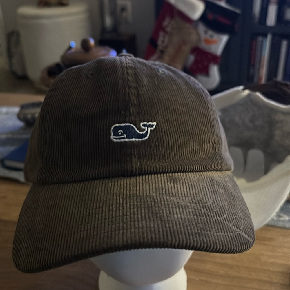 Vineyard Vines NWT adjustable green whale logo baseball hat. Corduroy.